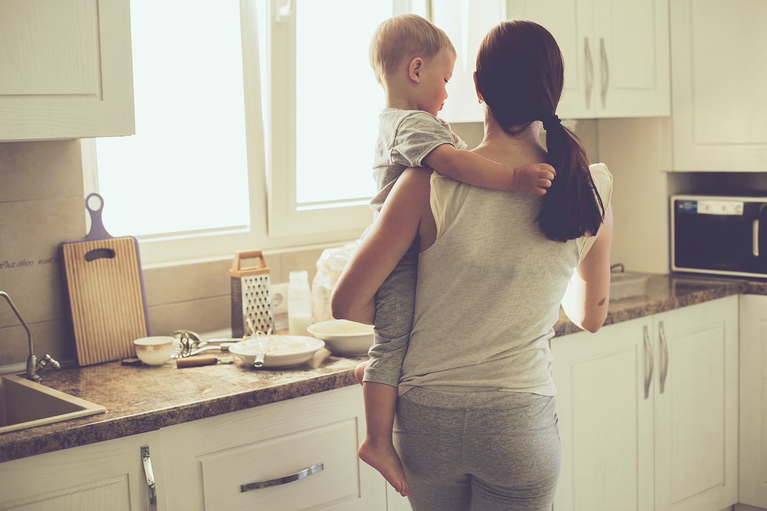 Make your girl. Сексик при маме с девушкой. Restaurant mom with her Baby photo from the back.